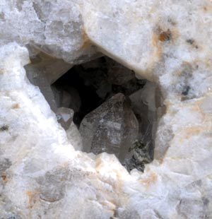 岩盤の中の水晶